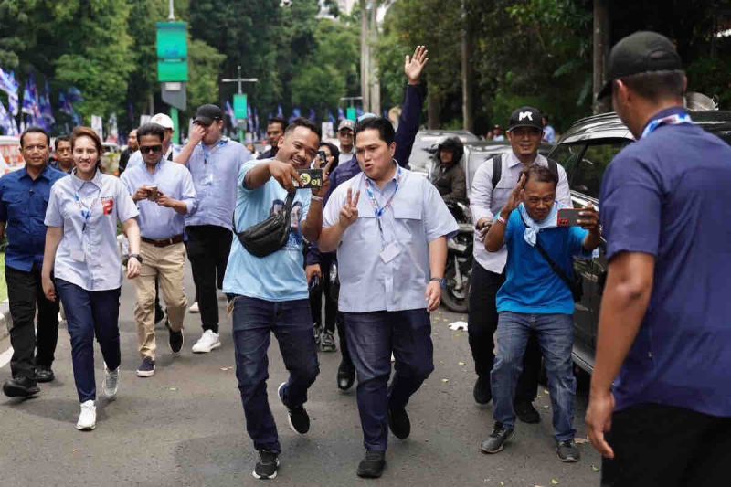 Massa membeludak, Erick jalan kaki saat Kampanye Akbar Prabowo-Gibran