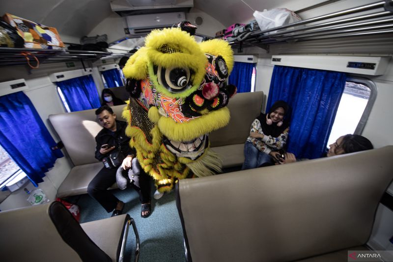 Pertunjukan barongsai di stasiun kereta api Kertapati Palembang