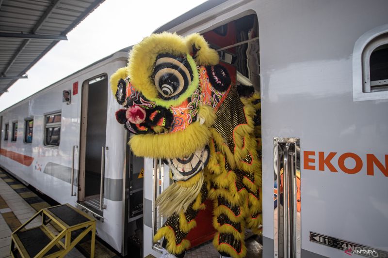 Pertunjukan barongsai di stasiun kereta api Kertapati Palembang