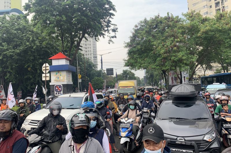 Ribuan pendukung Anies-Muhaimin padati jalur menuju JIS