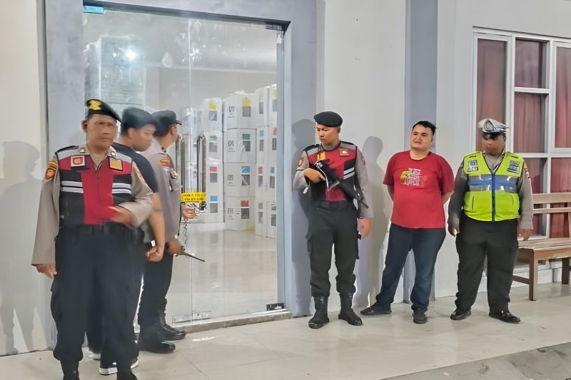 Polisi Surabaya jaga gudang logistik pemilu di setiap kecamatan