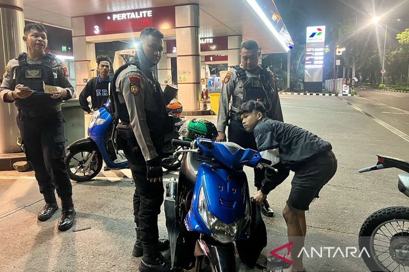 Polisi tangkap empat pemuda diduga terlibat balap liar di Pondok Kopi