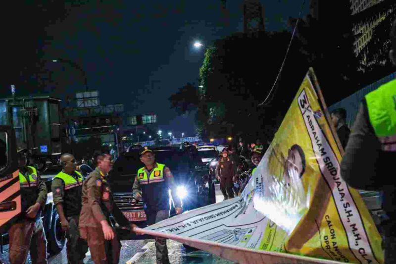 Dua ribu lebih personel Satpol PP DKI turunkan alat peraga kampanye