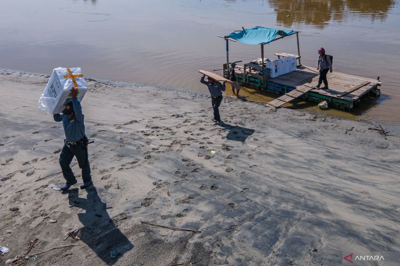 Distribusi logistik Pemilu ke Muara Sampara