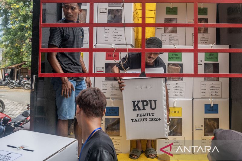 Distribusi terakhir logistik pemilu di Palu