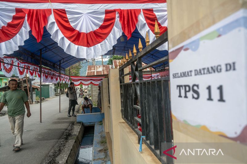 Persiapan TPS menjelang pemungutan suara