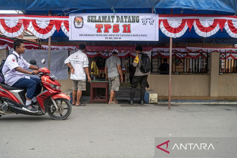 Persiapan TPS menjelang pemungutan suara