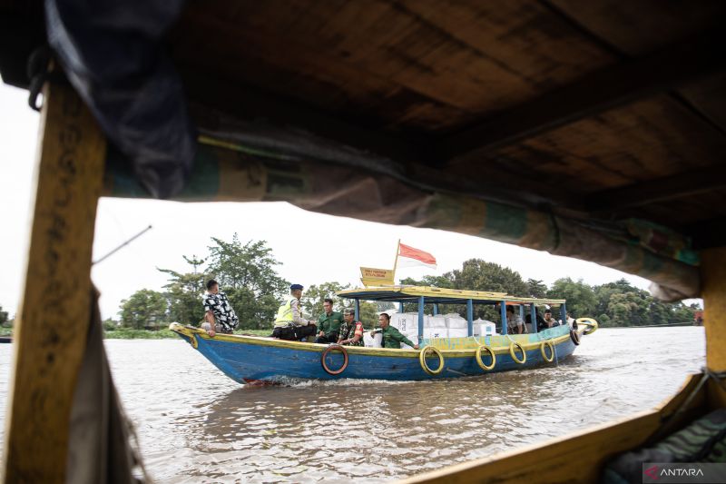 Distribusi logistik Pemilu ke daerah perairan sungai Musi