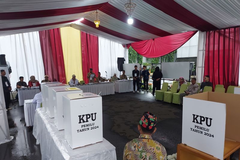 Petugas KPPS di TPS Jokowi kenakan busana budaya Betawi