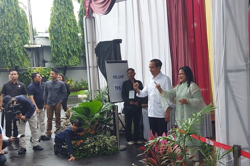 Jokowi dan Iriana tunjukkan jari tertanda tinta usai mencoblos