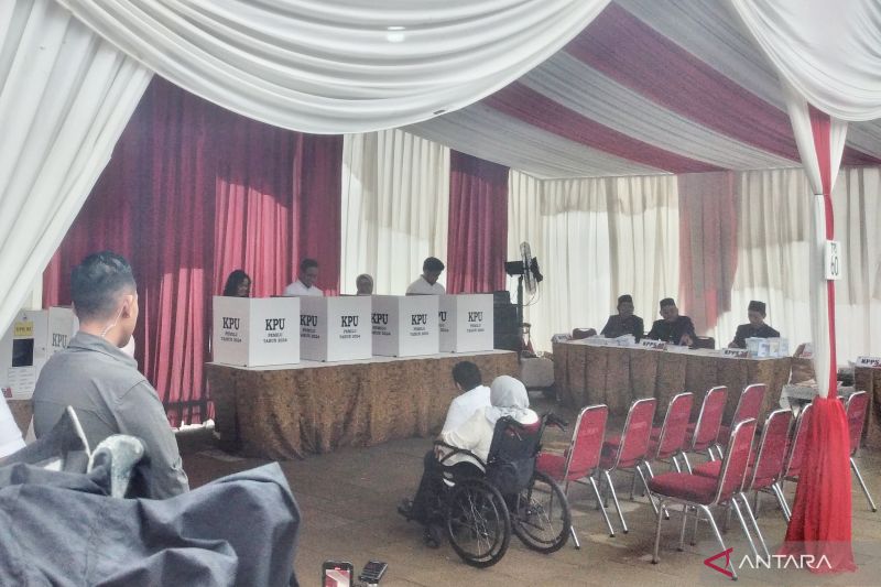 Anies Baswedan salurkan hak suaranya di TPS 60 Lebak Bulus