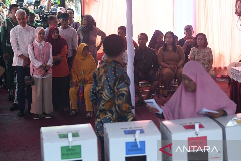 Ganjar Pranowo dan keluarga gunakan hak pilihnya di TPS 11 Semarang