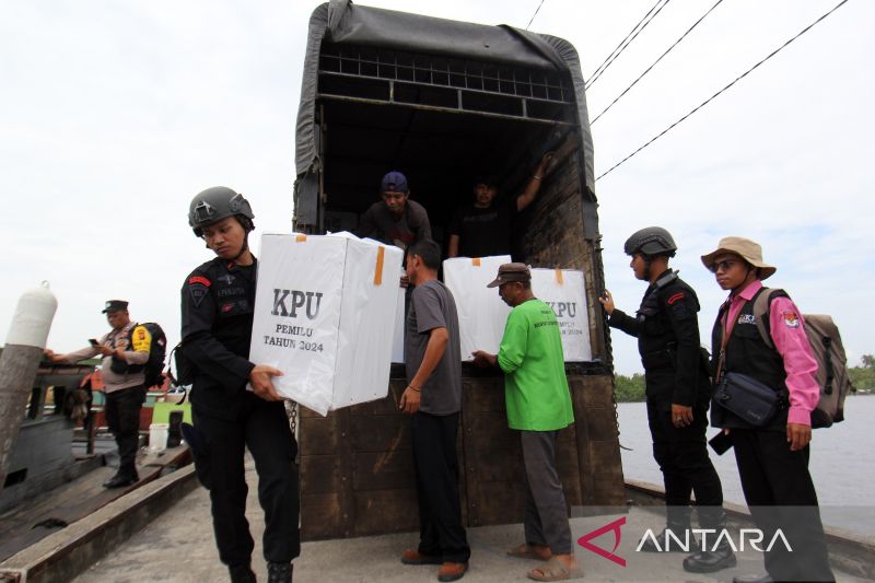 FOTO - Pengawalan logistik Pemilu 2024 ke daerah terpencil di Dumai