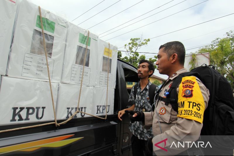 FOTO - Pergeseran logistik Pemilu 2024 di Dumai