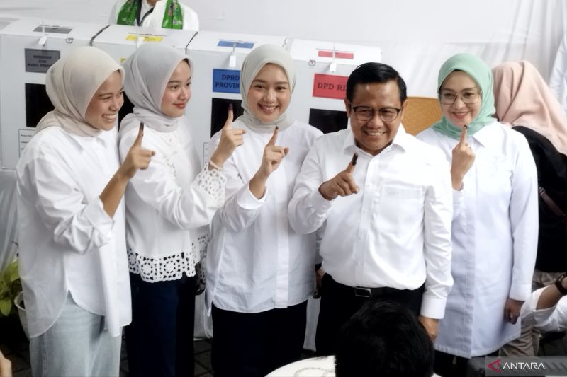 Muhaimin celupkan jari telunjuk ke tinta pemilu simbolkan angka satu