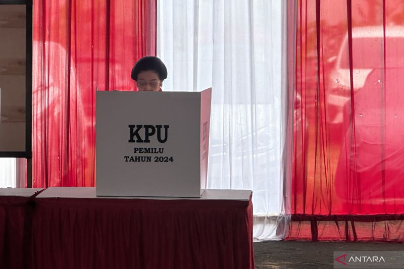 Megawati mencoblos di TPS 053 bersama anak dan cucu
