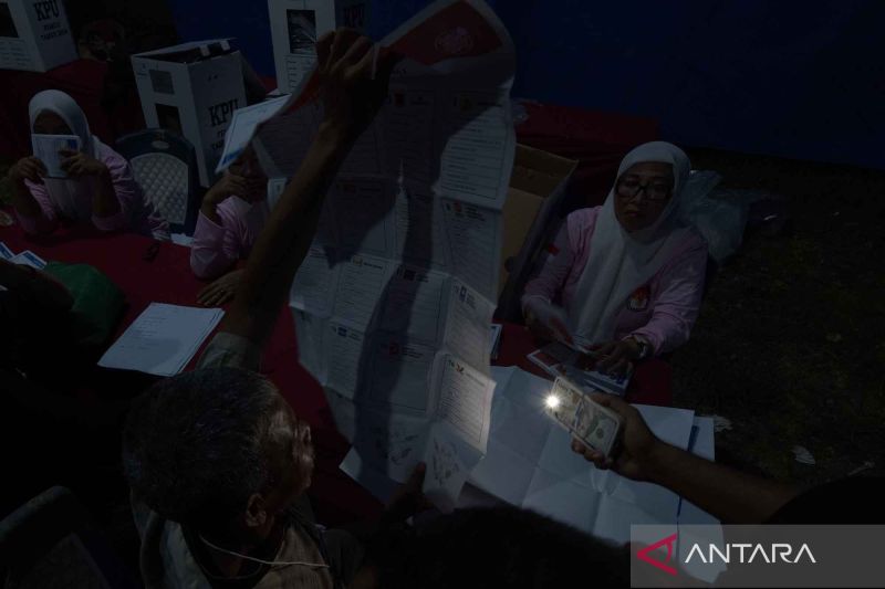 Perhitungan suara hingga dini hari di Konawe Selatan