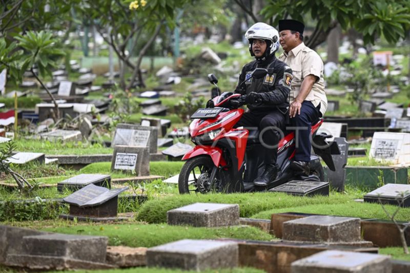 Prabowo ziarah makam Soemitro di TPU Karet Bivak