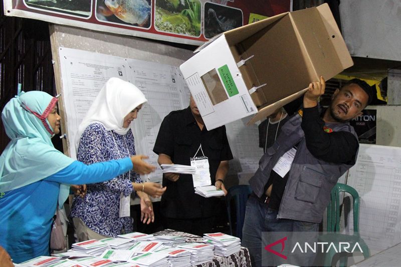 FOTO - Penghitungan suara Pemilu 2024 di Dumai