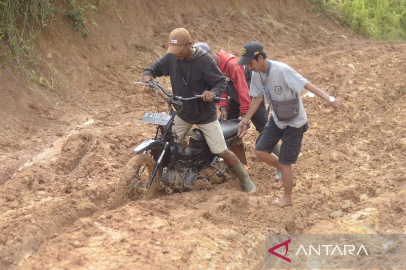 Kondisi jalan penghubung Way Haru-Belimbing Lampung