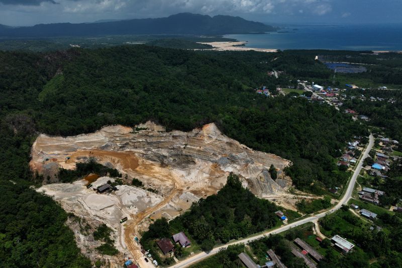 Penambangan pasir silika di Moramo