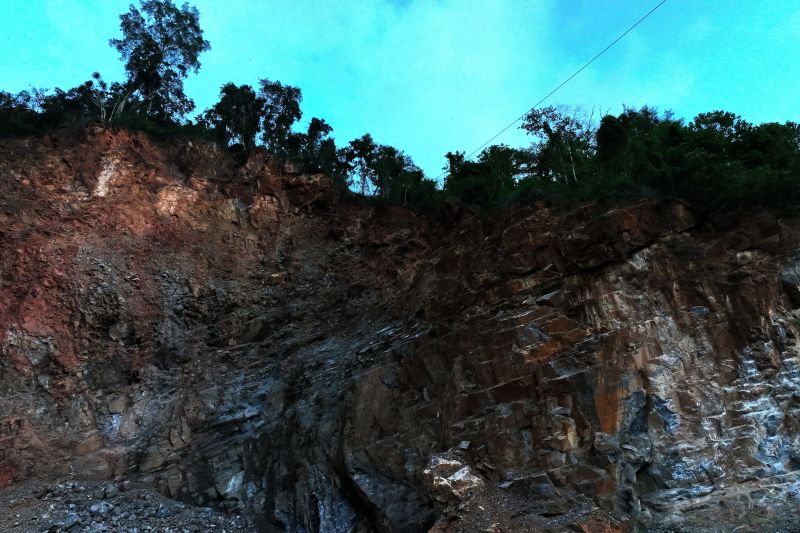 Pertambangan batu gunung di Moramo