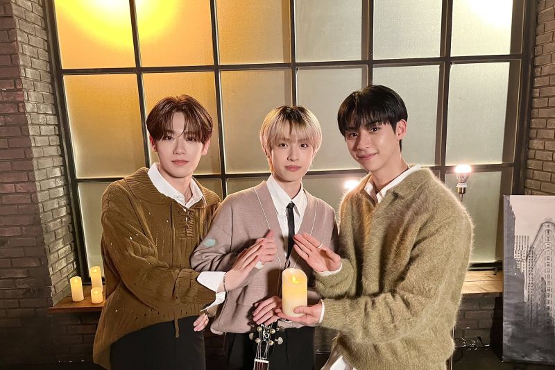 Gaon Xdinary Heroes debut jadi pembawa acara di "Show Champion"