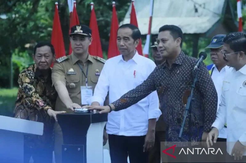 Presiden Jokowi meresmikan inpres jalan daerah di Kabupaten Pangkep
