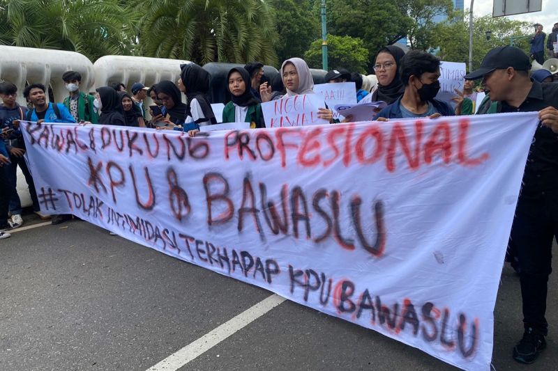 Ratusan pelajar dan mahasiswa unjuk rasa di depan KPU dan Bawaslu