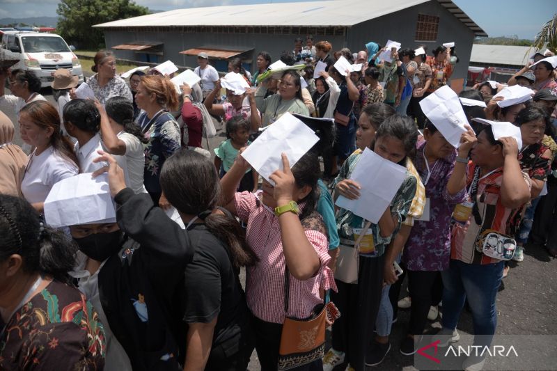 Antrian bantuan pangan di Bitung