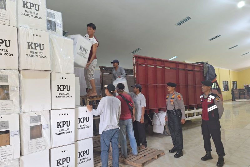 Polisi kawal distribusi logistik dari PPK ke gudang KPU Bandarlampung