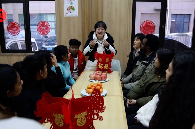 Mahasiswa asing rayakan festival China Xiaonian di Cangzhou