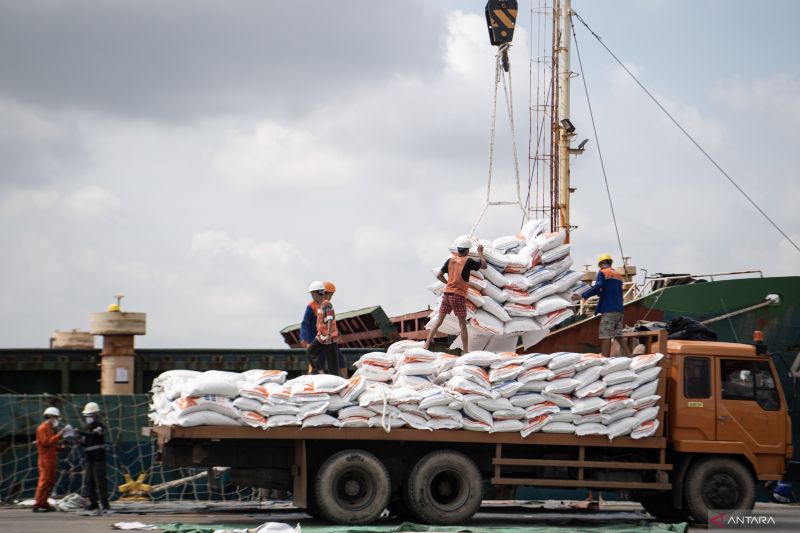 Beras impor tiba di Pelabuhan Boom Baru