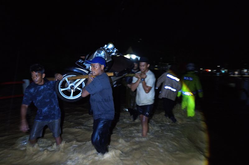 Banjir bandang di jalan trans sulawesi di Konawe