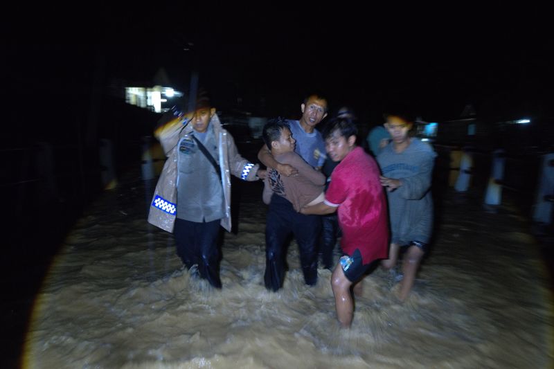 Korban banjir bandang digigit ular