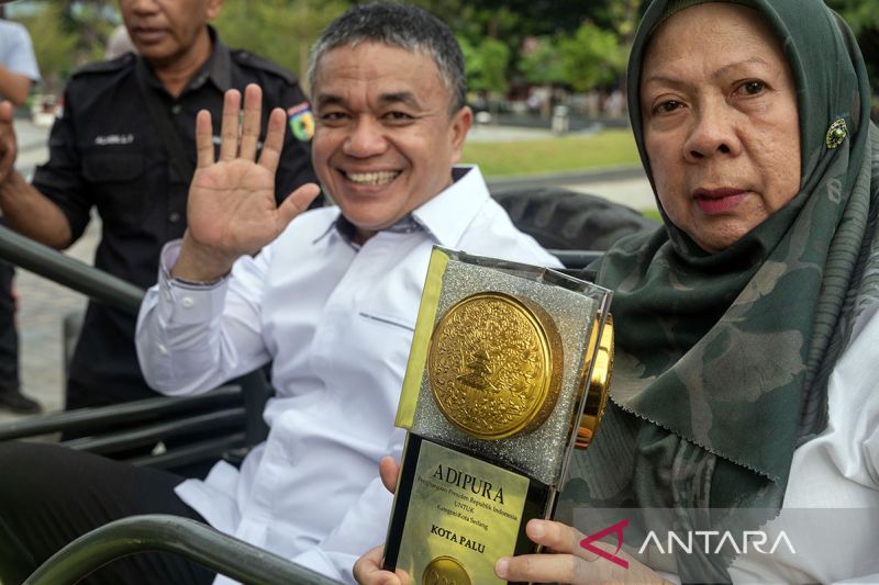 Kirab piala Adipura di Palu