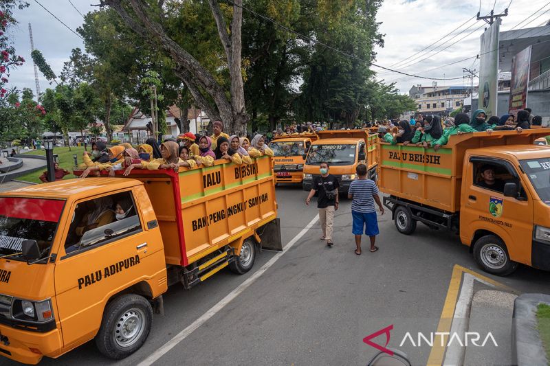 Kirab piala Adipura di Palu