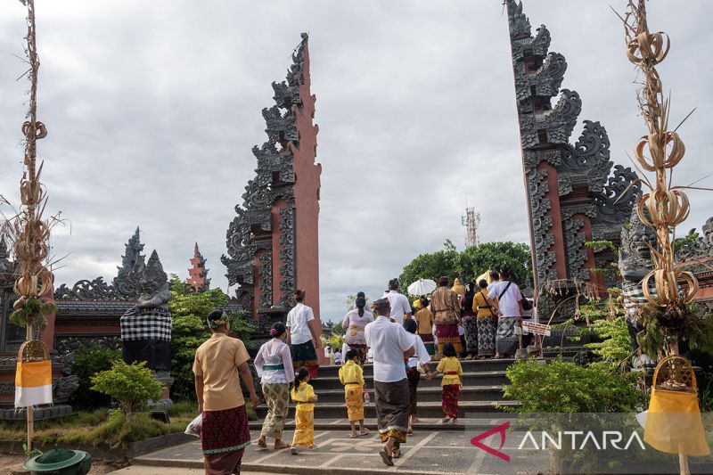 Persembahyangan Hari Kuningan di Palu