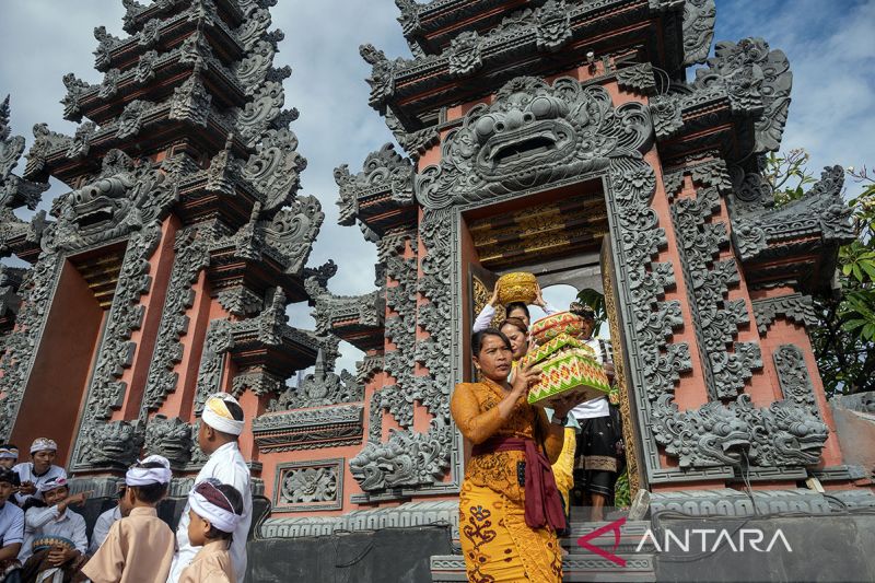 Persembahyangan Hari Kuningan di Palu