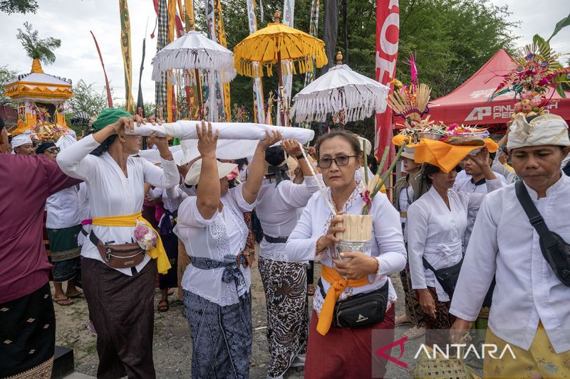 Upacara Melasti Jelang Nyepi di Palu