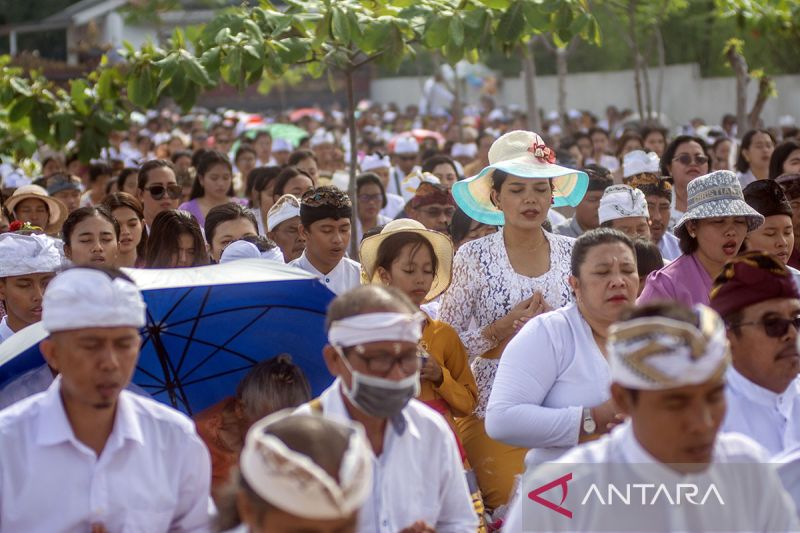 Upacara Melasti Jelang Nyepi di Palu