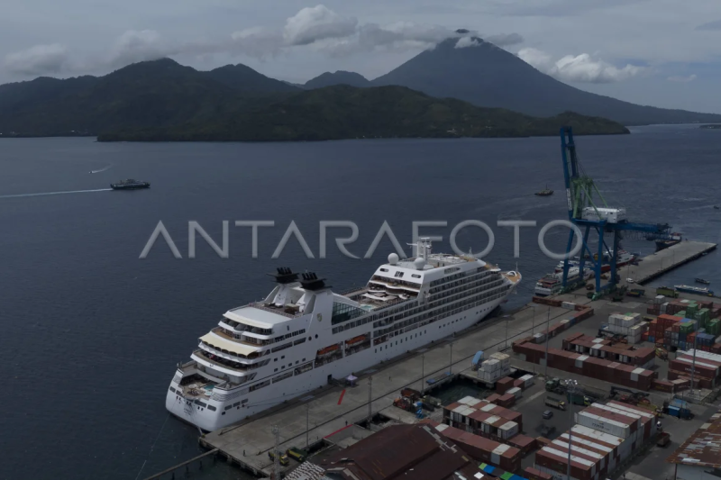 Kapal pesiar MV Seabourn Sojourn singgahi Ternate