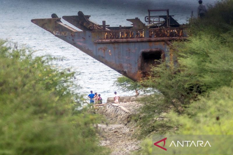 Ngabuburit di bangkai kapal sisa tsunami di Palu