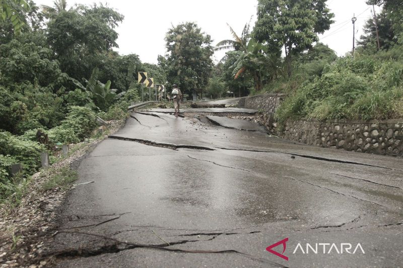 Jalan rusak di Kupang