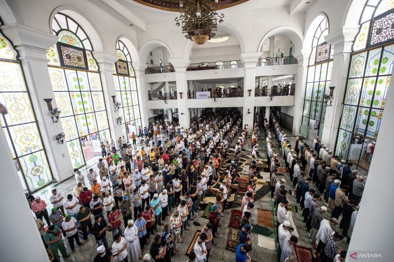 Shalat Jumat pertama Ramadhan 1445 H di Palembang