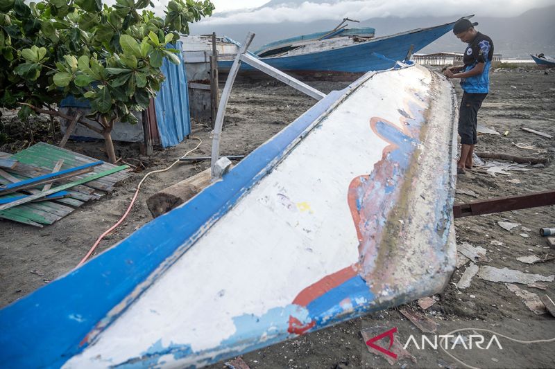 Jasa perbaikan perahu nelayan di Palu