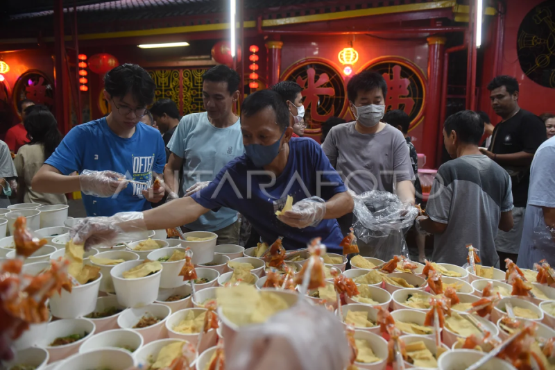 Wihara Petak Sembilan berbagi makanan buka puasa