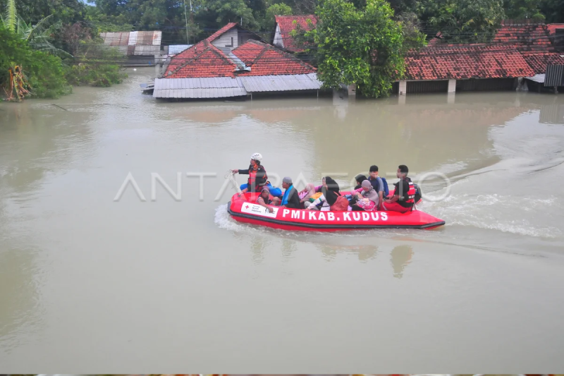 Evakuasi korban banjir di Demak