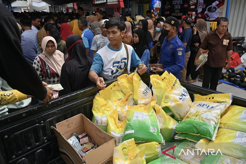 Pasar murah sembako di Palu