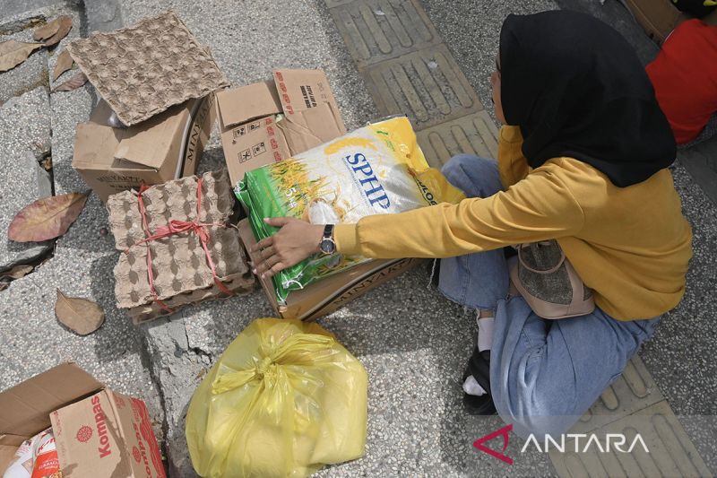 Pasar murah sembako di Palu